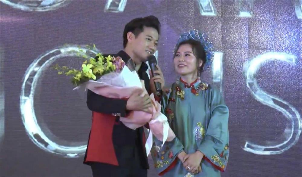 Vợ Quý Bình khoe cùng lúc 3 con, cậu út chiếm spotlight-2