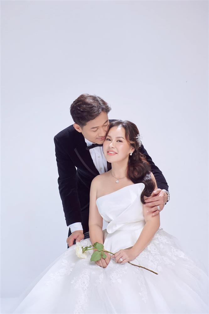 Vợ Quý Bình khoe cùng lúc 3 con, cậu út chiếm spotlight-3