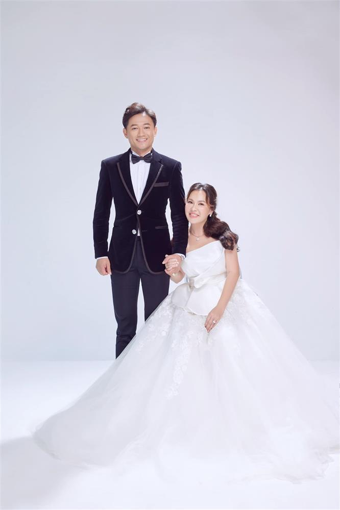 Vợ Quý Bình khoe cùng lúc 3 con, cậu út chiếm spotlight-4