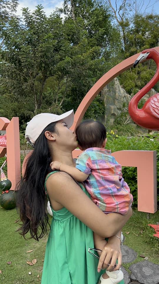 Vợ Quý Bình khoe cùng lúc 3 con, cậu út chiếm spotlight-6