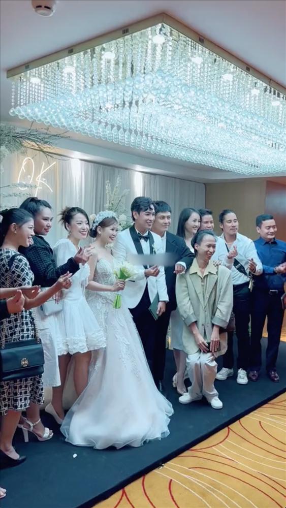 Puka ton-sur-ton Gin Tuấn Kiệt nhưng bị chê mặc lố ở đám cưới-1