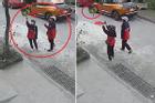 2 cô gái găm dao vào chùm bưởi ven đường để chụp ảnh 'sống ảo'