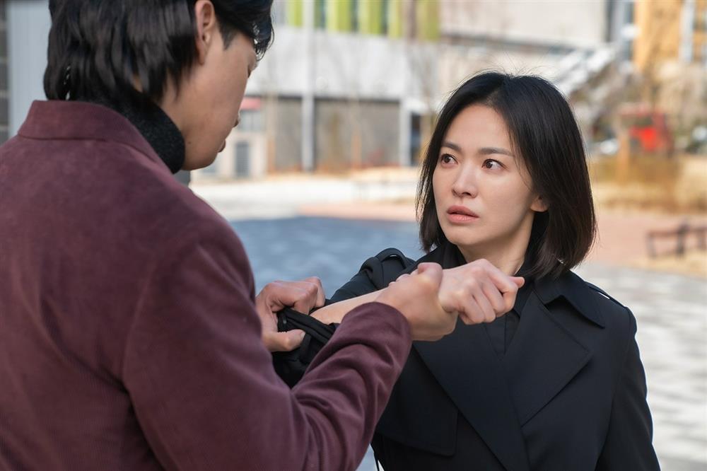 Song Hye Kyo lộ diện hốc hác, đã gầy còm còn mặc màu đen bí ẩn-1