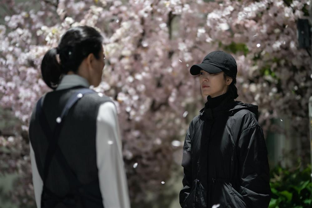 Song Hye Kyo lộ diện hốc hác, đã gầy còm còn mặc màu đen bí ẩn-3