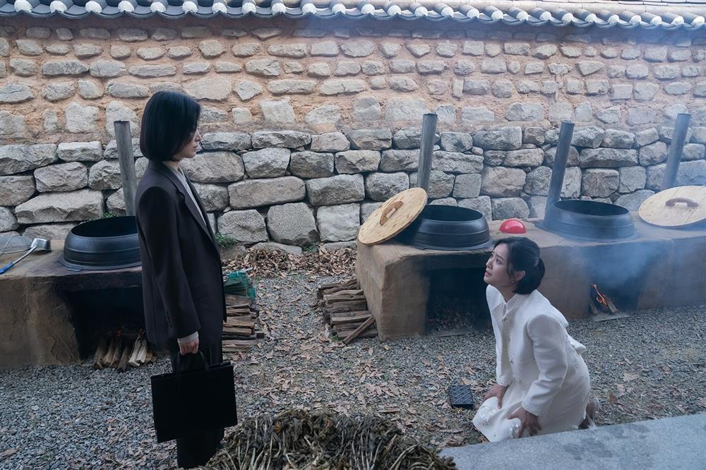 Song Hye Kyo lộ diện hốc hác, đã gầy còm còn mặc màu đen bí ẩn-5