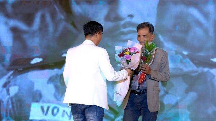 Thương Tín xuất ngoại biểu diễn sau ảnh thất thần ven đường?-1