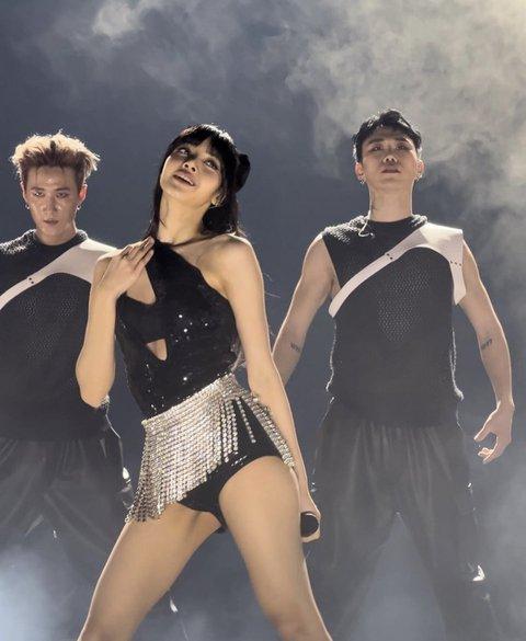 BLACKPINK diện outfit độc quyền xa xỉ ở concert Paris-4