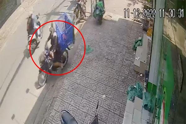 Shipper bị trộm lấy mất cả xe máy lẫn hàng hóa-1