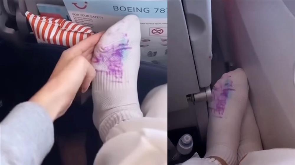 Gác chân ngủ trên máy bay, nữ hành khách bị vẽ bẩn chi chít lên tất-1