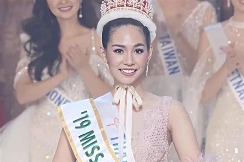 Miss International cầm giấy phát biểu, bị so sánh với Thùy Tiên-1
