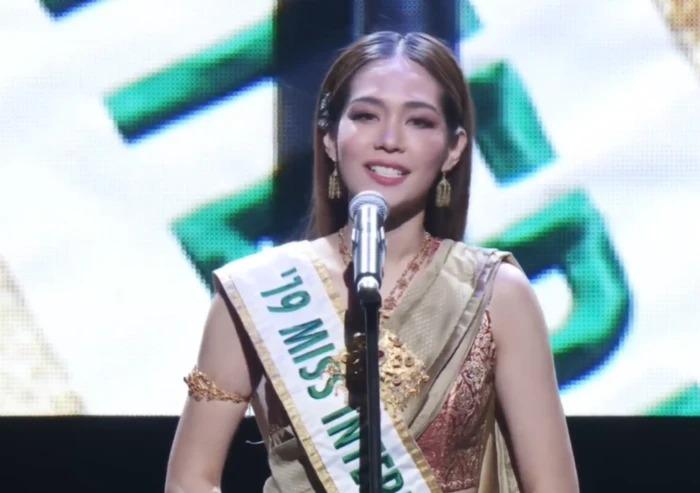 Miss International cầm giấy phát biểu, bị so sánh với Thùy Tiên-2
