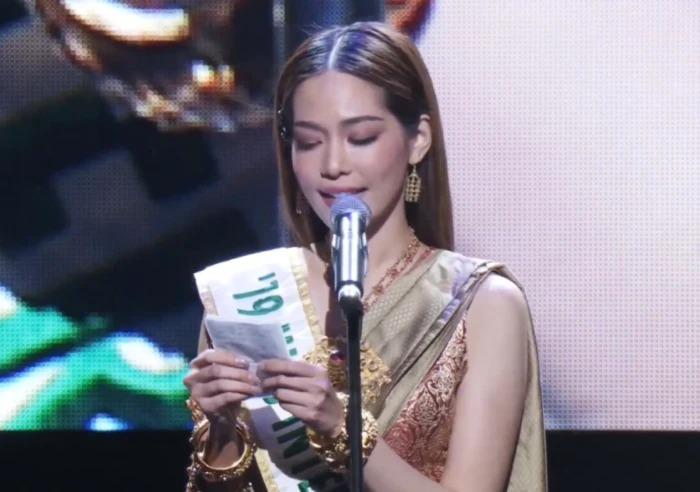 Miss International cầm giấy phát biểu, bị so sánh với Thùy Tiên-3