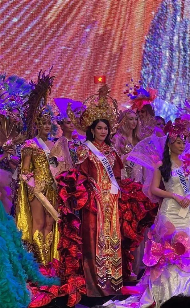Miss International cầm giấy phát biểu, bị so sánh với Thùy Tiên-7