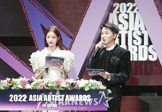 Han So Hee đẹp nổi bật, Kim Seon Ho tái xuất tại Asia Artist Awards-3