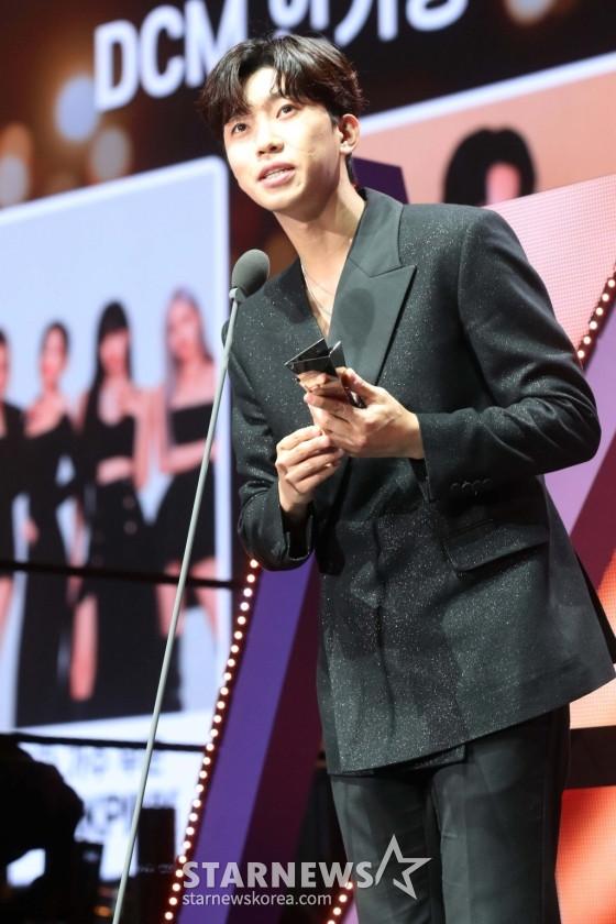 Han So Hee đẹp nổi bật, Kim Seon Ho tái xuất tại Asia Artist Awards-6