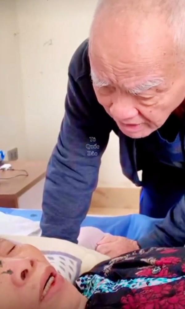 Xúc động cảnh cụ ông lay gọi vợ đang ốm, nằm mê man-3