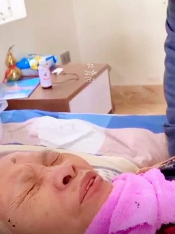 Xúc động cảnh cụ ông lay gọi vợ đang ốm, nằm mê man-4