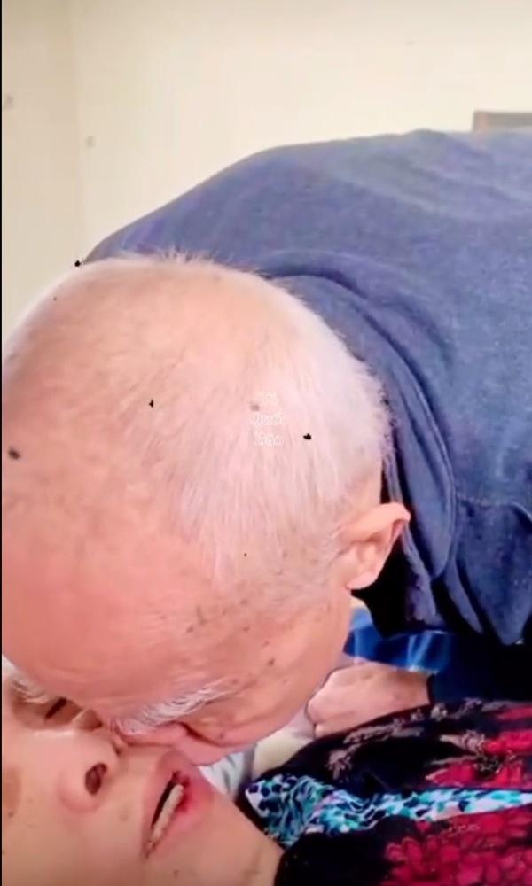 Xúc động cảnh cụ ông lay gọi vợ đang ốm, nằm mê man-5