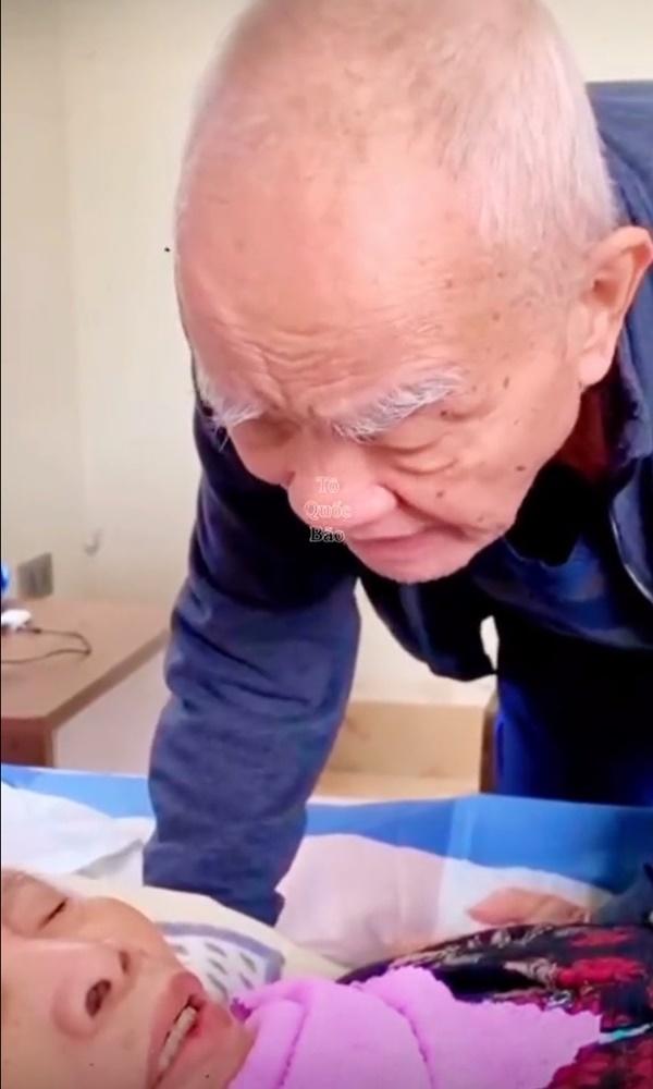 Xúc động cảnh cụ ông lay gọi vợ đang ốm, nằm mê man-6