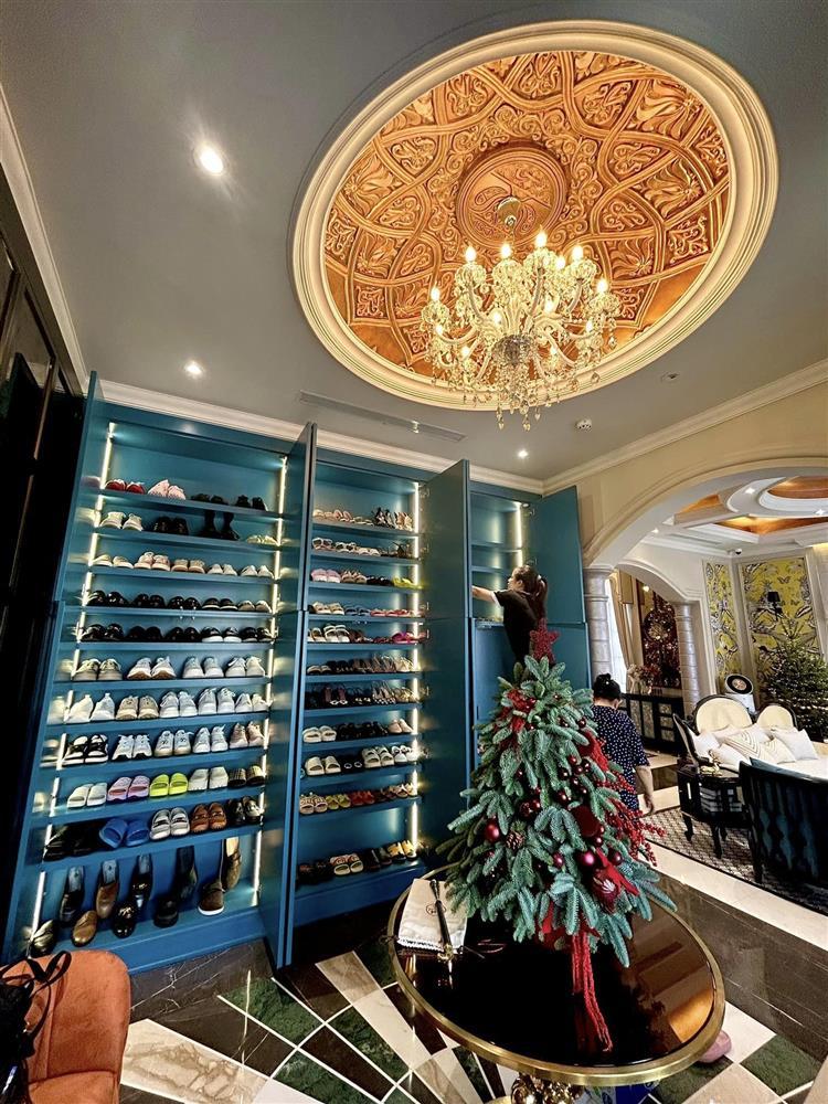 Đoàn Di Băng gây choáng để lộ tủ giày, dép hiệu cao như núi-1