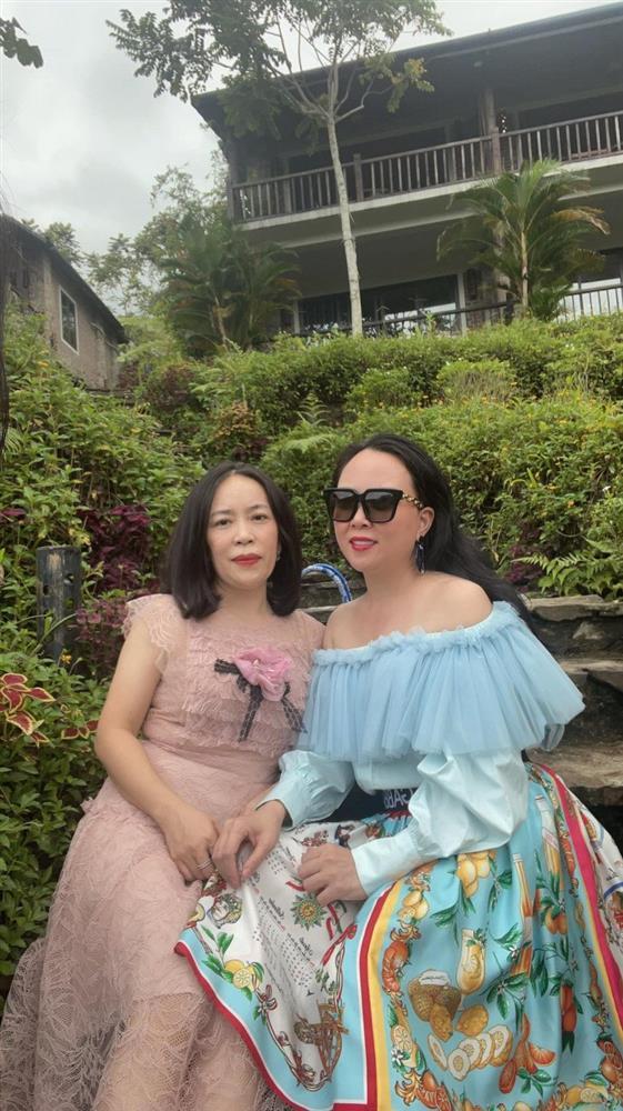 Phượng Chanel bị chê khi diện hàng hiệu cùng nón lá, ủng cao su-9