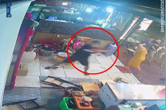 Clip: Nữ chủ quán tố bị nhóm đối tượng vây đánh đến sẩy thai-1