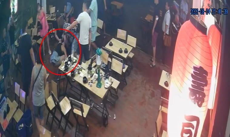 Clip: Nữ chủ quán tố bị nhóm đối tượng vây đánh đến sẩy thai-2