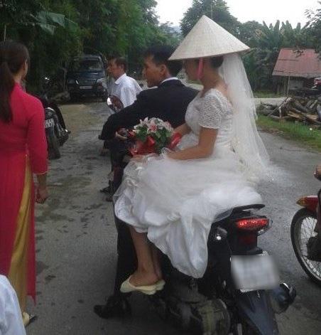 Cô dâu gây tranh cãi vì mặc váy cưới cùng dép sục cá sấu-6