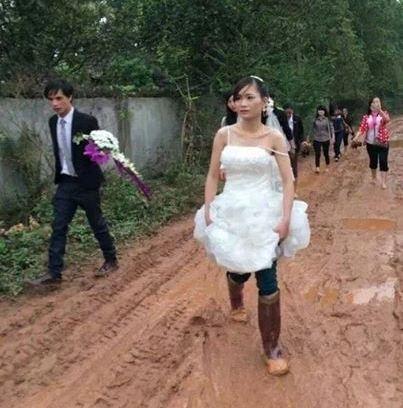 Cô dâu gây tranh cãi vì mặc váy cưới cùng dép sục cá sấu-7