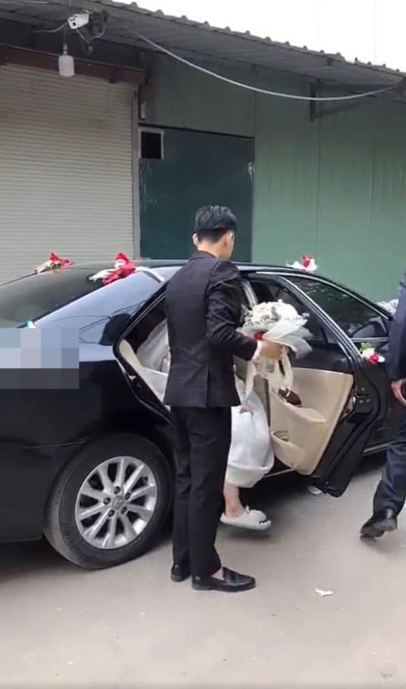 Cô dâu gây tranh cãi vì mặc váy cưới cùng dép sục cá sấu-2