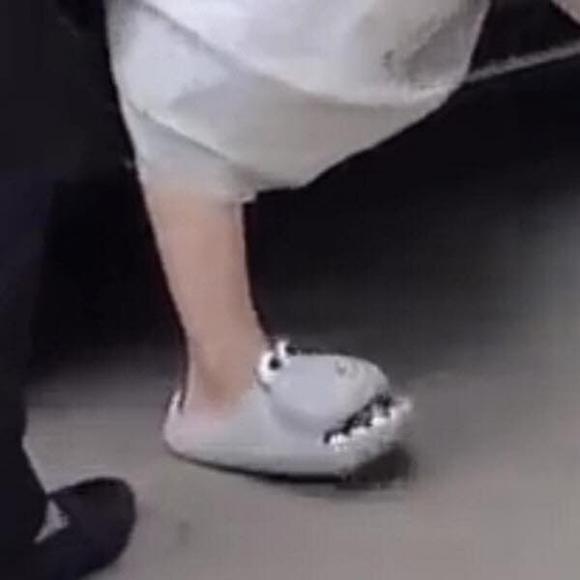 Cô dâu gây tranh cãi vì mặc váy cưới cùng dép sục cá sấu-3