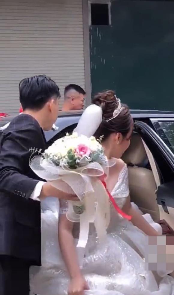 Cô dâu gây tranh cãi vì mặc váy cưới cùng dép sục cá sấu-1