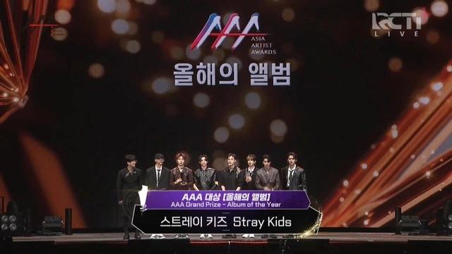 AAA 2022: BTS trắng tay, màn trình diễn của 1 nữ idol gây tranh cãi!-4