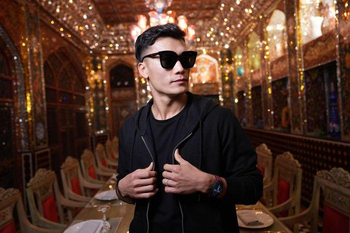 Bùi Tiến Dũng sống ảo bên cúp vàng thật nặng 6kg ở Qatar-3