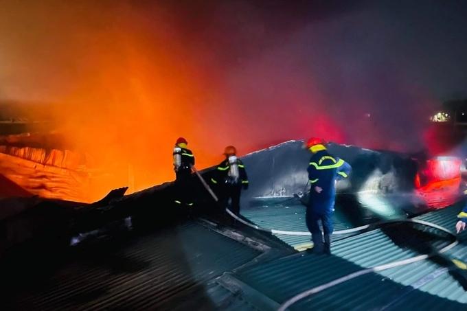 Siêu thị điện máy bốc cháy cuồn cuộn, hóa tro 10 tỷ đồng-1