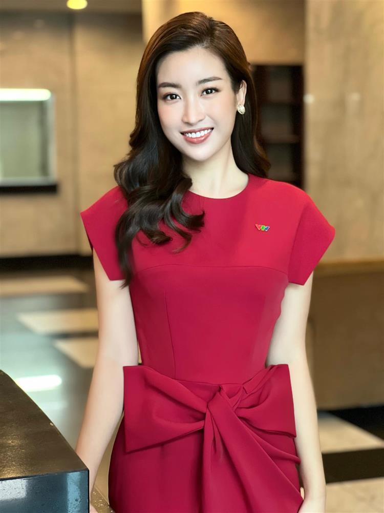 Đỗ Mỹ Linh lên đồ công sở sang chảnh, tôn eo khi làm MC-7