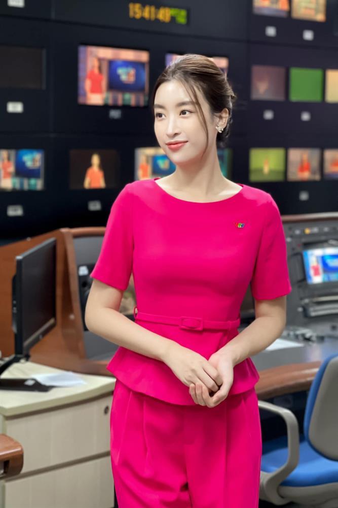 Đỗ Mỹ Linh lên đồ công sở sang chảnh, tôn eo khi làm MC-5