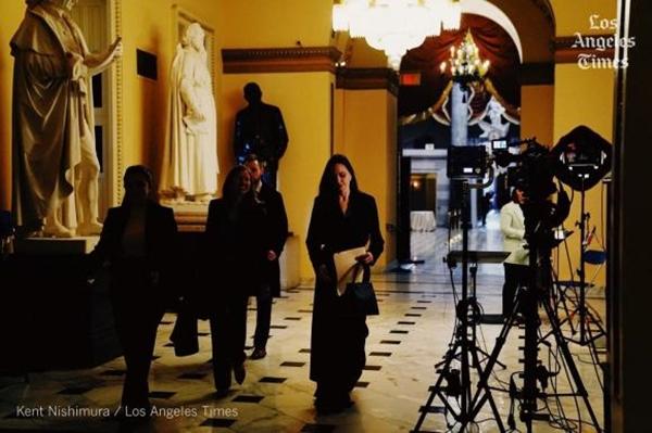 Angelina Jolie dưới ống kính qua đường có xứng đệ nhất nhan sắc?-2