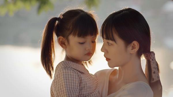 Mẹ đơn thân trên phim Việt: trẻ đẹp nhưng vụng về cách chăm con-3