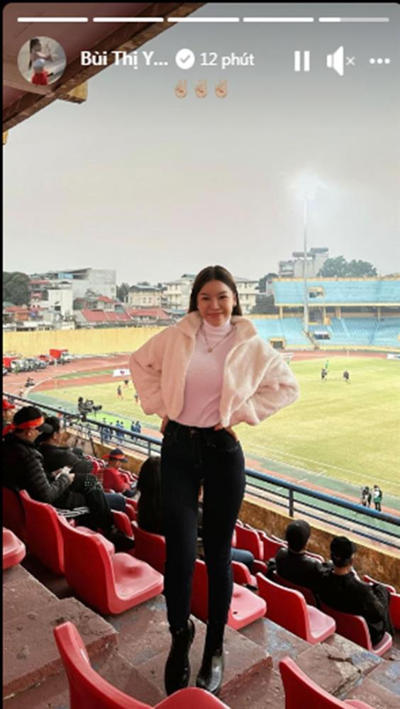 Bạn gái nóng bỏng của Văn Lâm khoe khéo thân hình đồng hồ cát-1