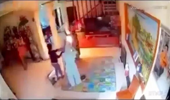 Vụ 3 con gái đốt nhà mẹ, hàng xóm: Chỉ thương mẹ chúng nó-5