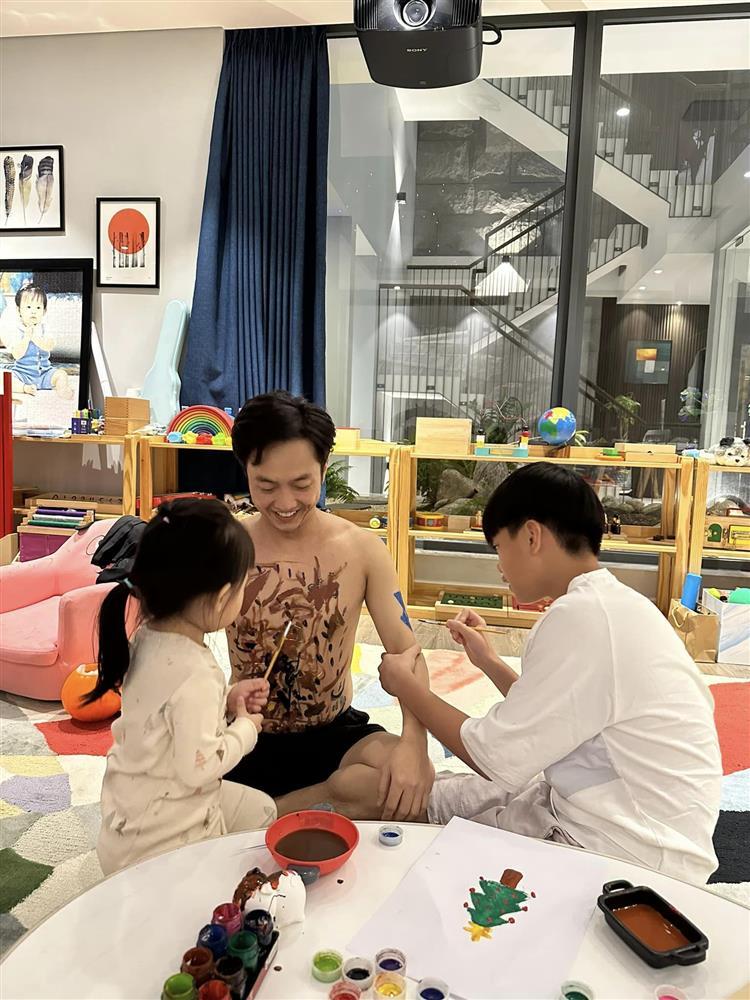 Cường Đô La chiều con hết nấc, ngồi im để các bé xăm hình-2