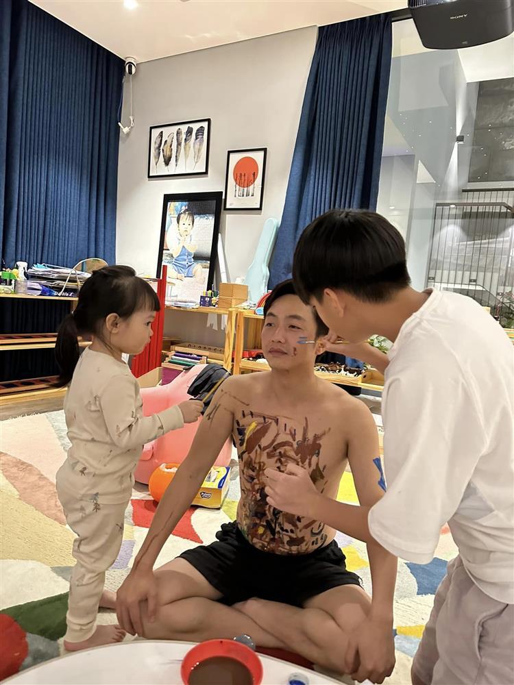 Cường Đô La chiều con hết nấc, ngồi im để các bé xăm hình-4