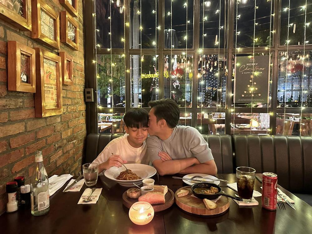 Cường Đô La chiều con hết nấc, ngồi im để các bé xăm hình-9