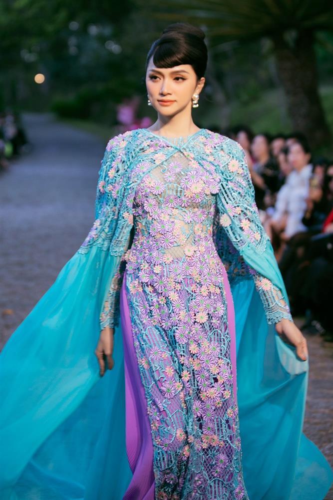 Khoảnh khắc Hương Giang hất tay Kim Duyên gây tranh cãi-1