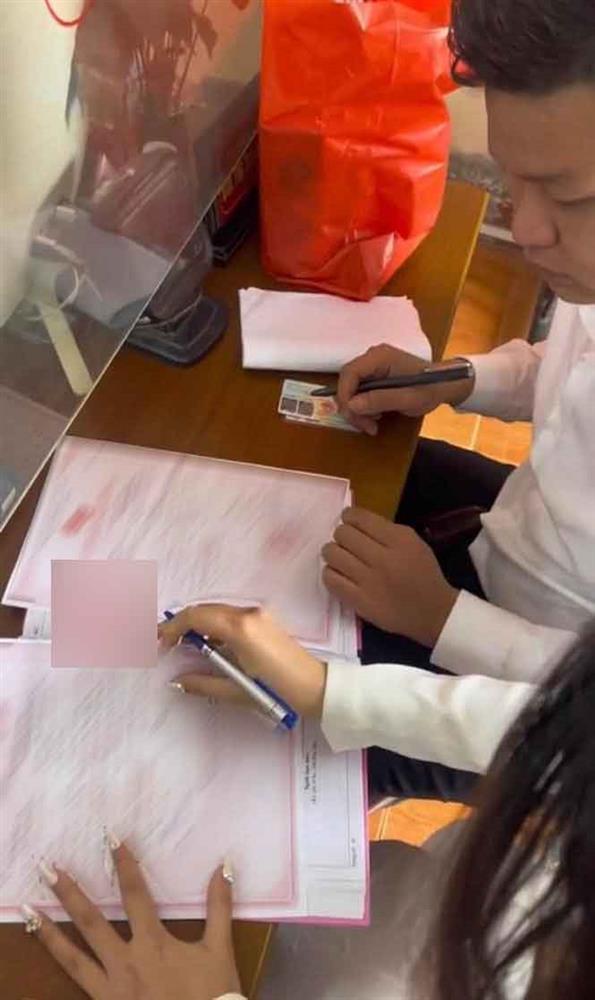 Vợ ký nhầm giấy đăng ký kết hôn, chồng hốt hoảng sợ mất cô dâu-3