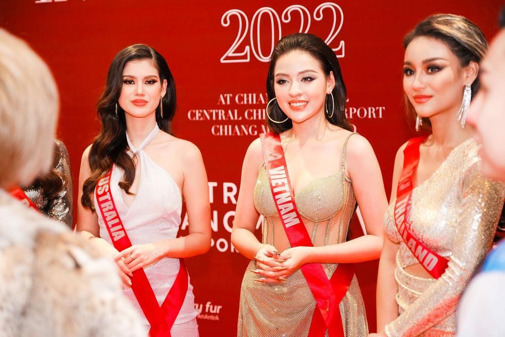 Hot girl trứng rán mặc lại váy của dàn hậu Việt, xin vía vương miện?-5