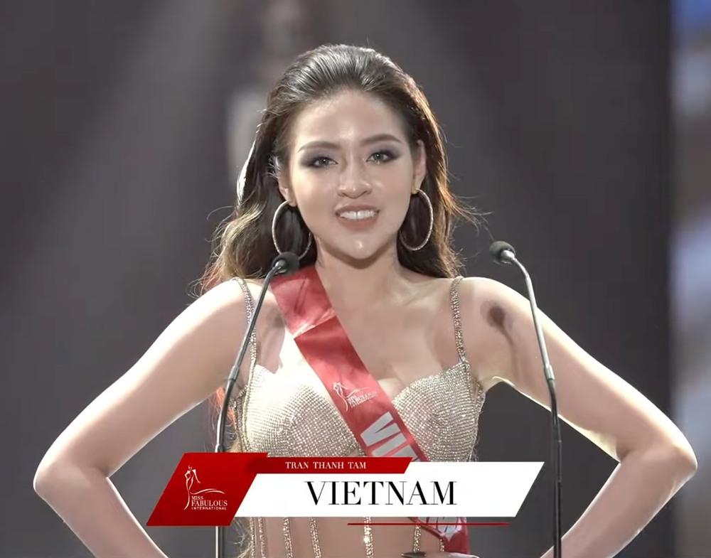 Hot girl trứng rán mặc lại váy của dàn hậu Việt, xin vía vương miện?-6