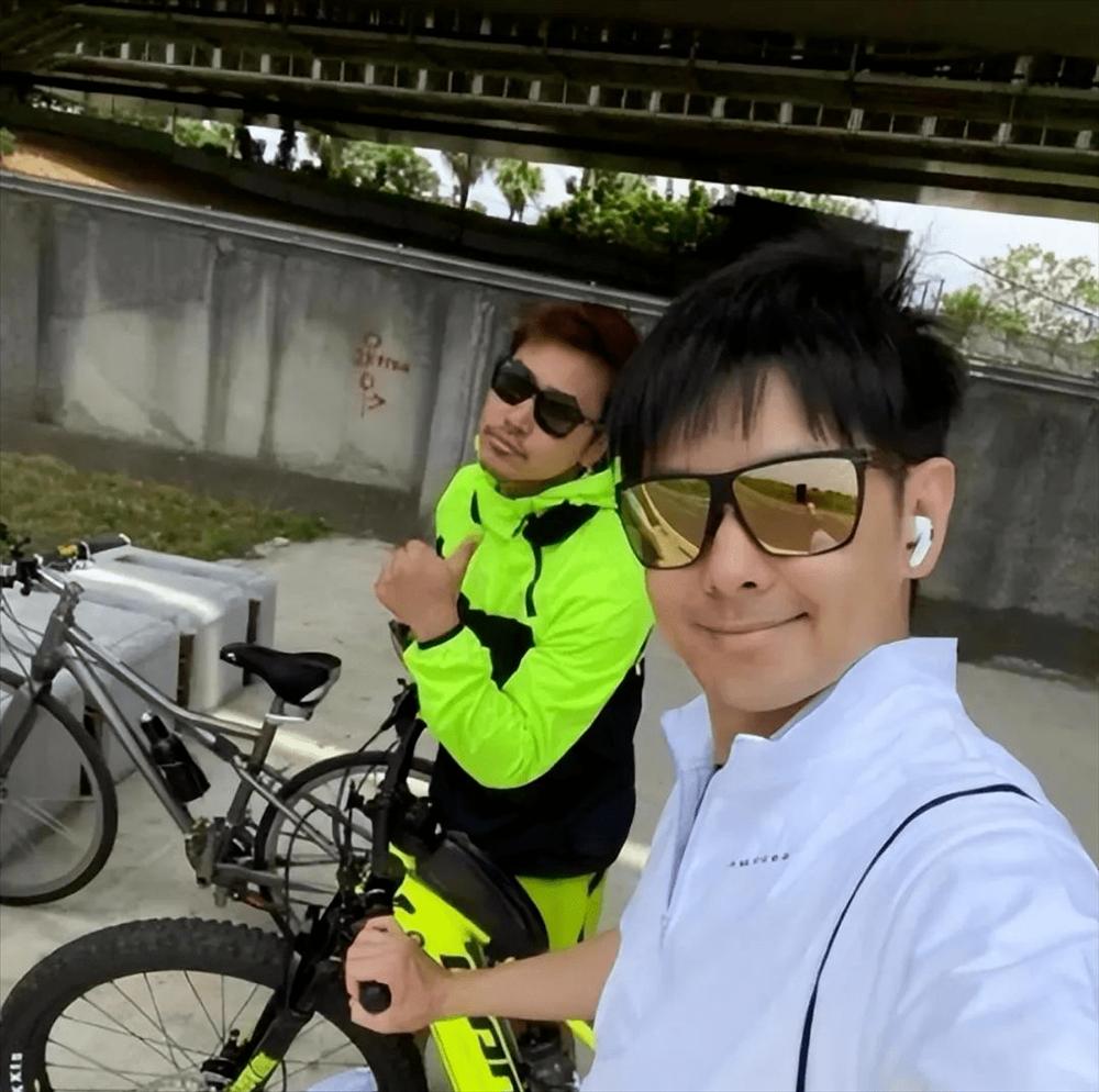 Lâm Chí Dĩnh phải đóng 10 chiếc đinh lớn vào tay phải-4