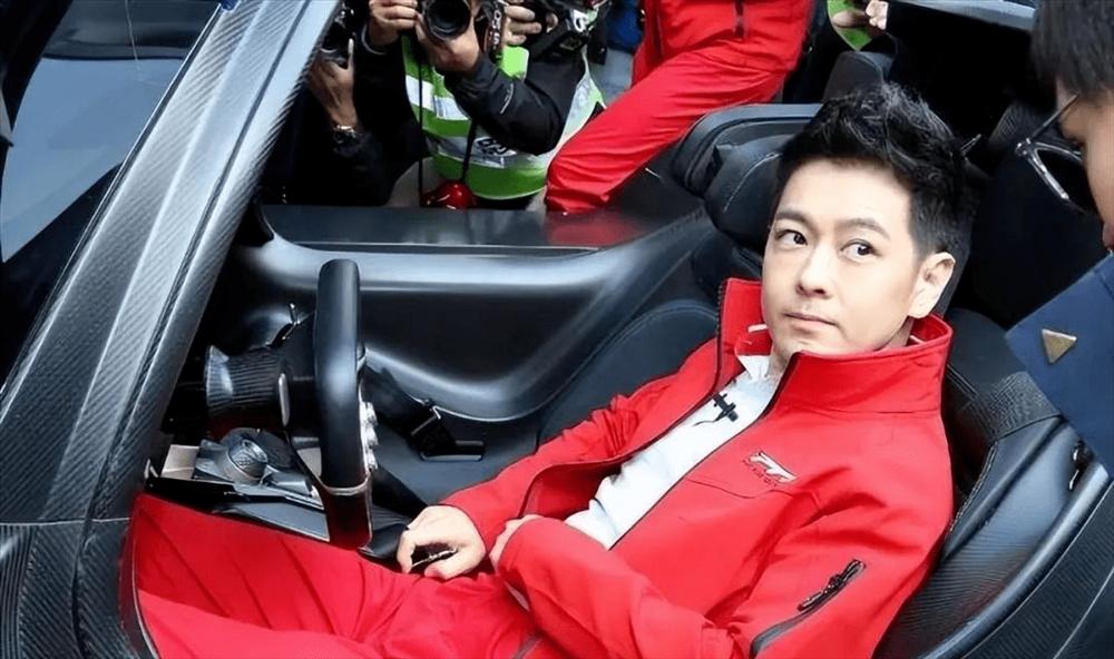 Lâm Chí Dĩnh phải đóng 10 chiếc đinh lớn vào tay phải-2